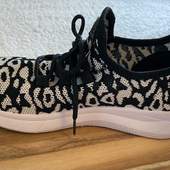 Danskin women’s Ferocity Animal Print slip on sneakers, black & white, size 8 - Picture 8 of 8